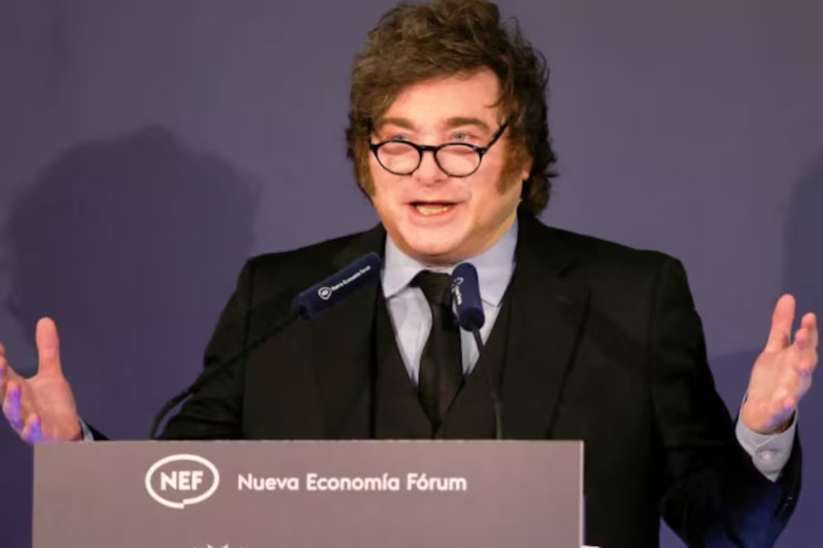 Javier Milei habla en el atril del Nueva Economía Fórum, en Madrid