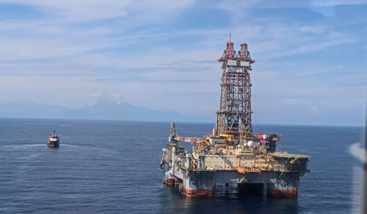 Plataforma de perforación semisumergible en aguas del Caribe colombiano junto a un buque de apoyo
