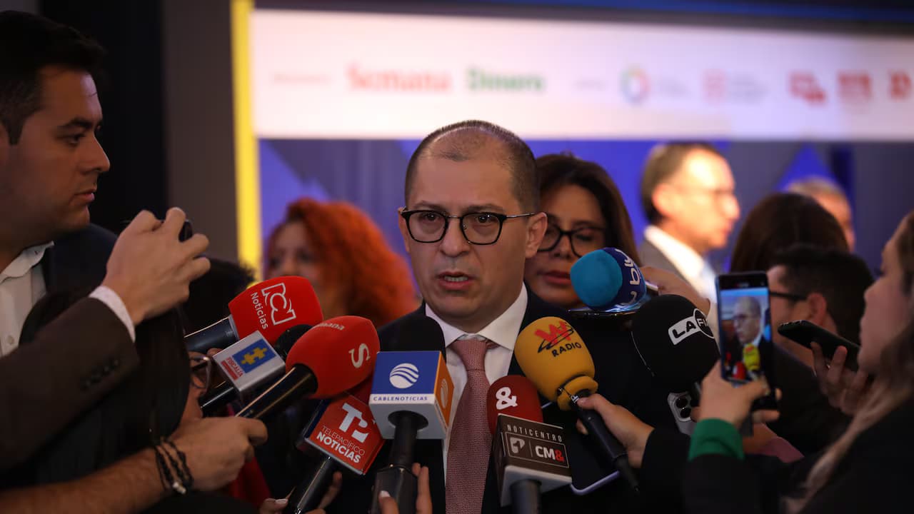 El exfiscal general Francisco Barbosa atiende a la prensa rodeado de micrófonos