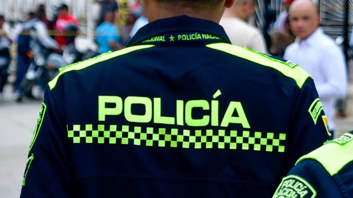 Un agente de la Policía Nacional de espaldas