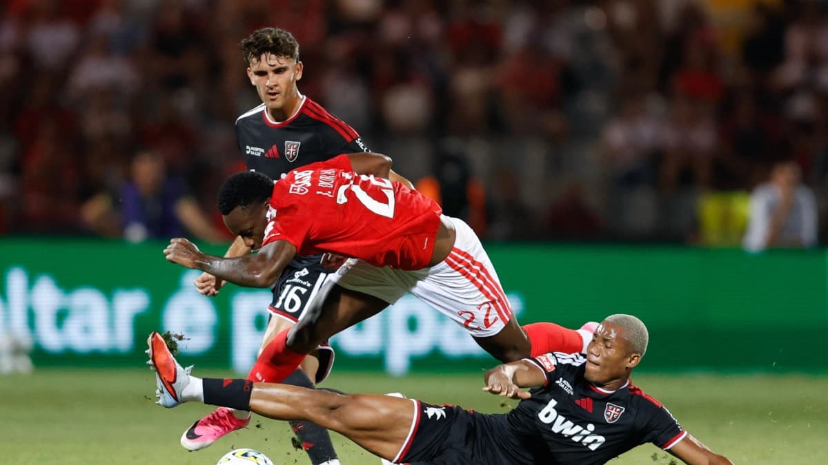 Jhon Jáder Durán disputa el balón con la camiseta del Benfica