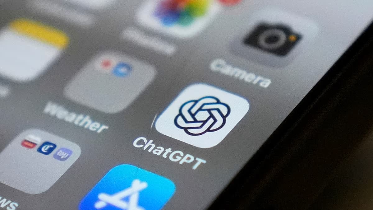 Primer plano de la pantalla de un teléfono móvil con el icono de la aplicación de ChatGPT entre otras aplicaciones