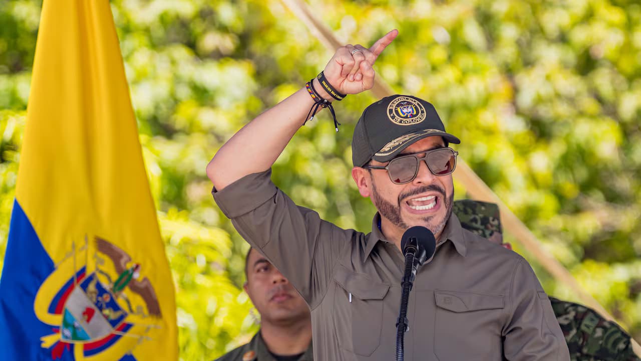 El presidente Abelardo de la Espriella habla en un acto con militares