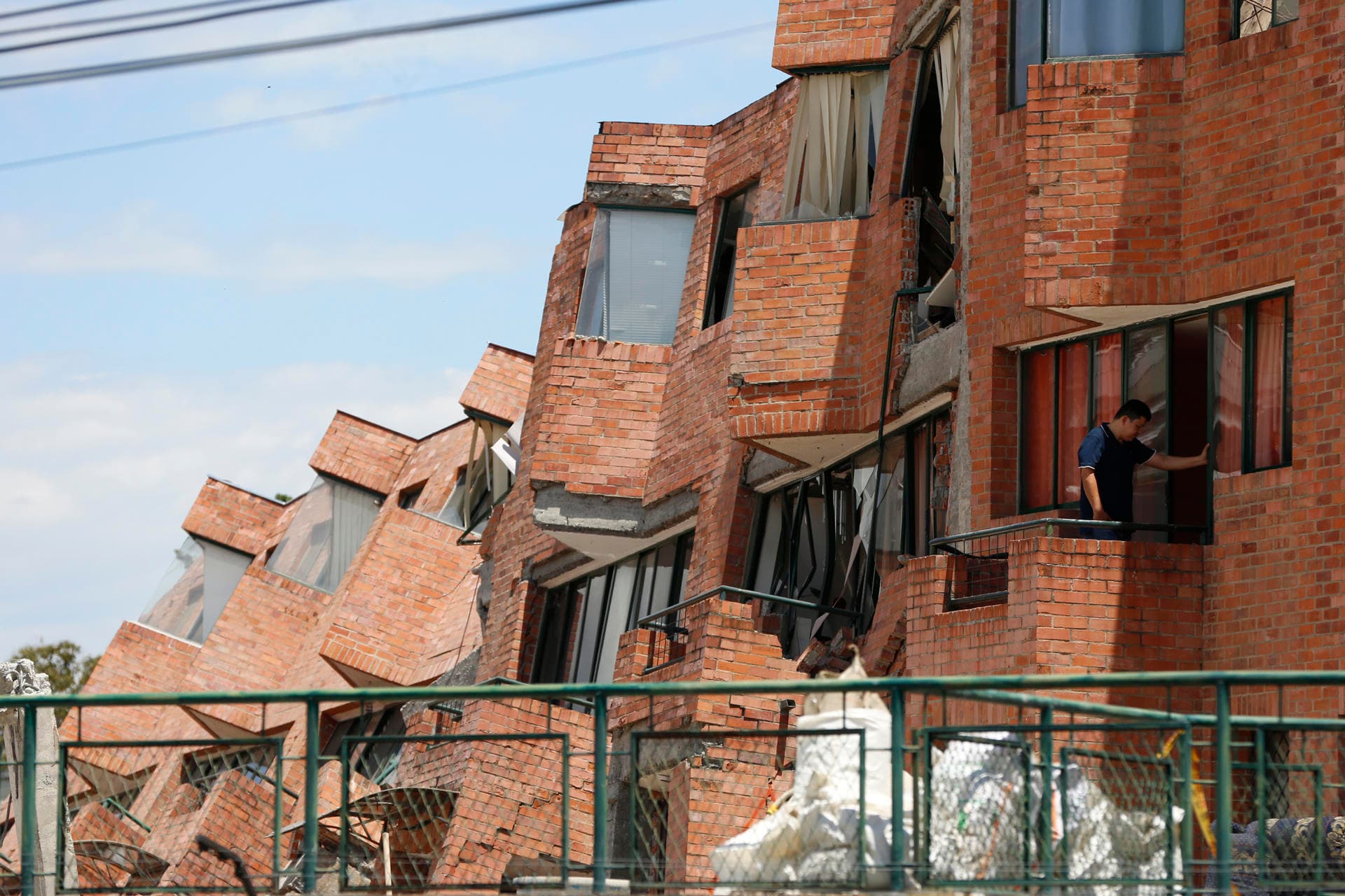 Edificio de ladrillo con las fachadas desprendidas y balcones colapsados tras el terremoto