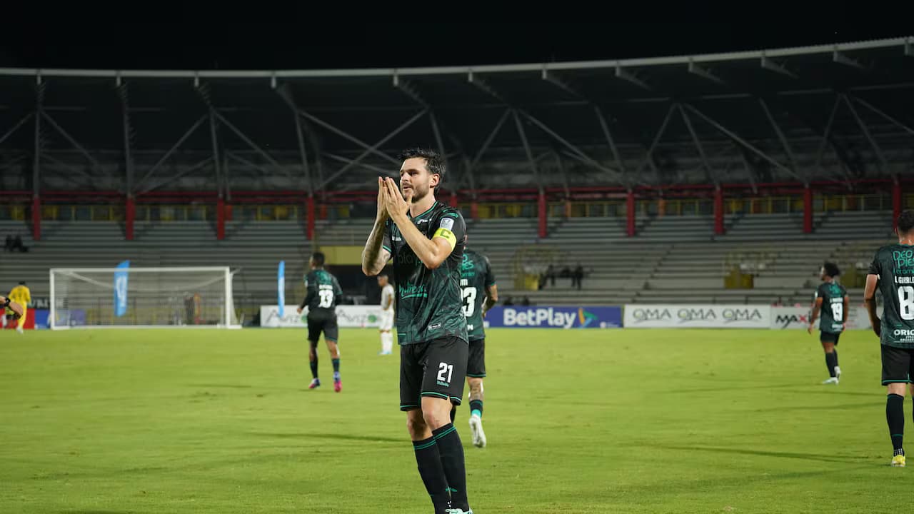 Jugador del Deportivo Cali celebra un gol ante Llaneros en el estadio Bello Horizonte de Villavicencio