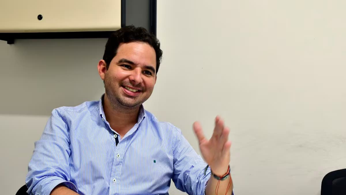 El senador Carlos Meisel durante una entrevista