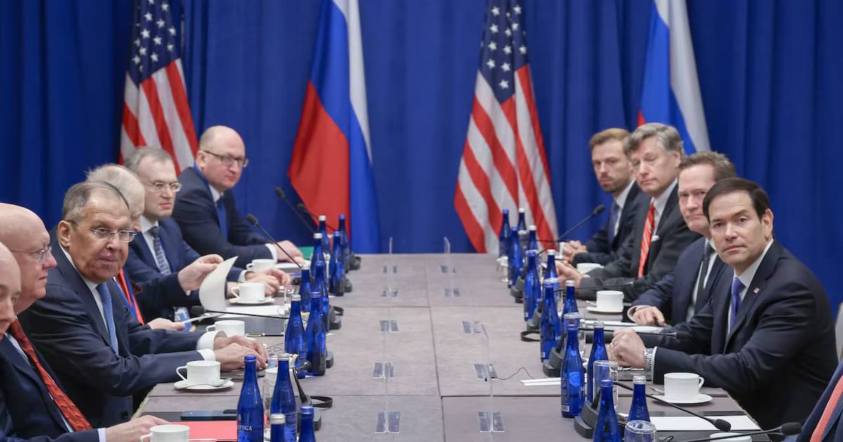 Marco Rubio y Serguéi Lavrov, con sus delegaciones, durante su reunión en Nueva York