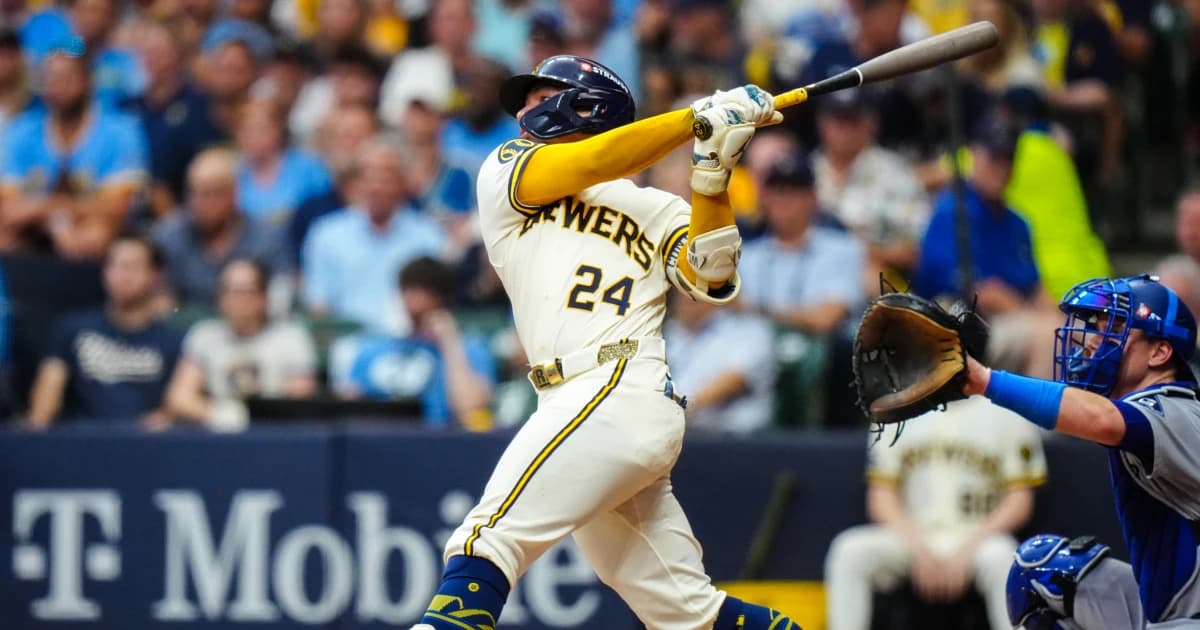 William Contreras, de los Cerveceros, conecta un batazo ante los Dodgers
