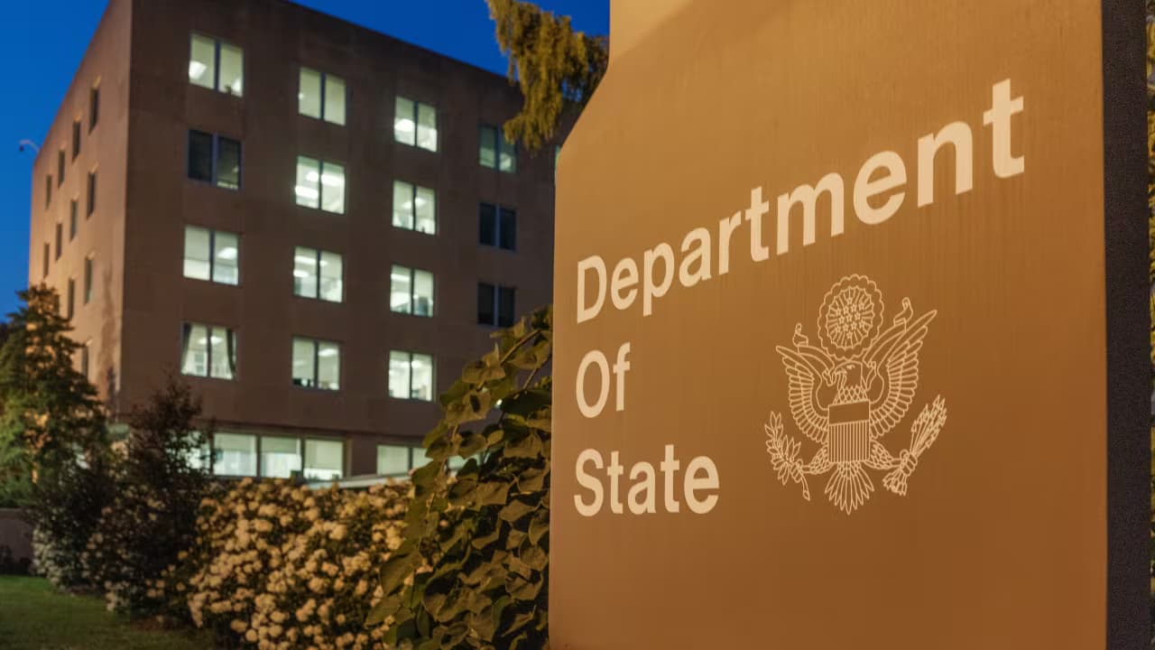 Letrero del Departamento de Estado frente a su sede en Washington