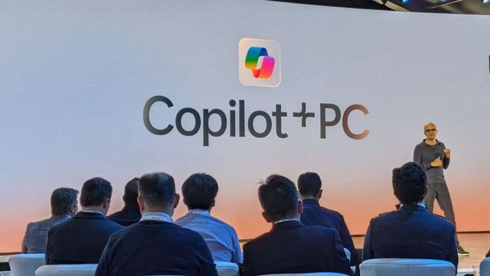 Satya Nadella presenta la categoría Copilot+ PC ante un auditorio en 2024