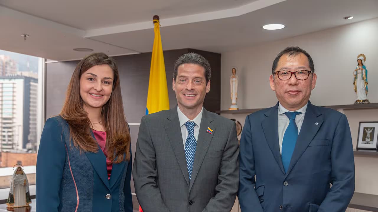 El ministro de Comercio, Mauricio Gómez Amín, posa junto a un representante de Mazda en su despacho