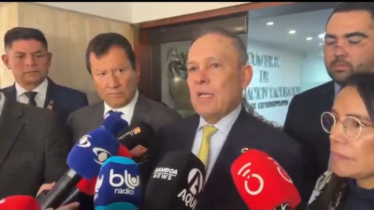 Efraín Cepeda habla ante los micrófonos frente a la Comisión de Acusación de la Cámara, junto a Jaime Lombana