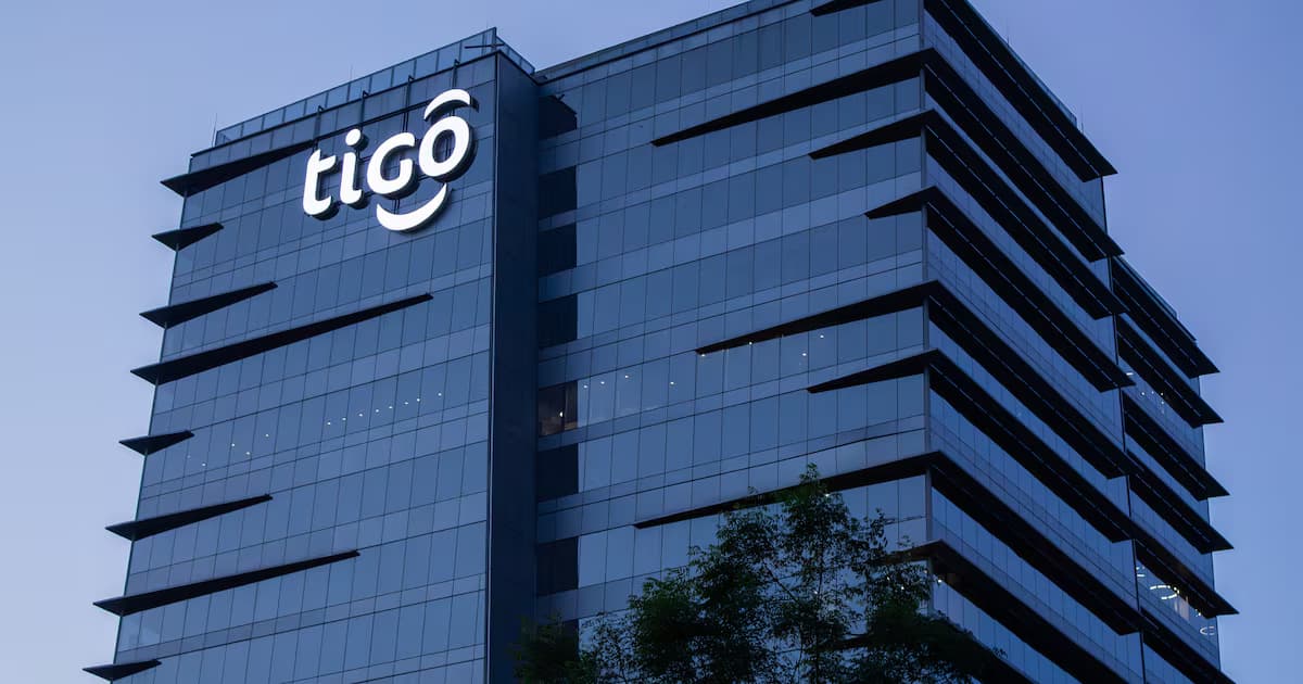 Fachada del edificio de Tigo en Medellín