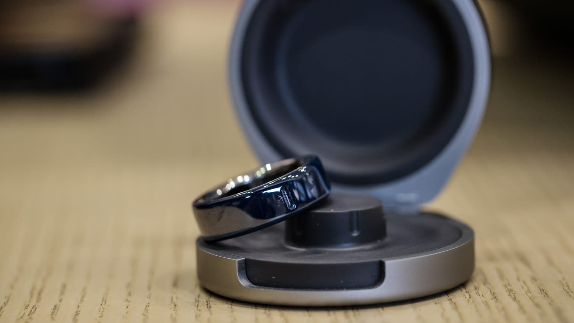 Un anillo inteligente de Oura sobre su base de carga