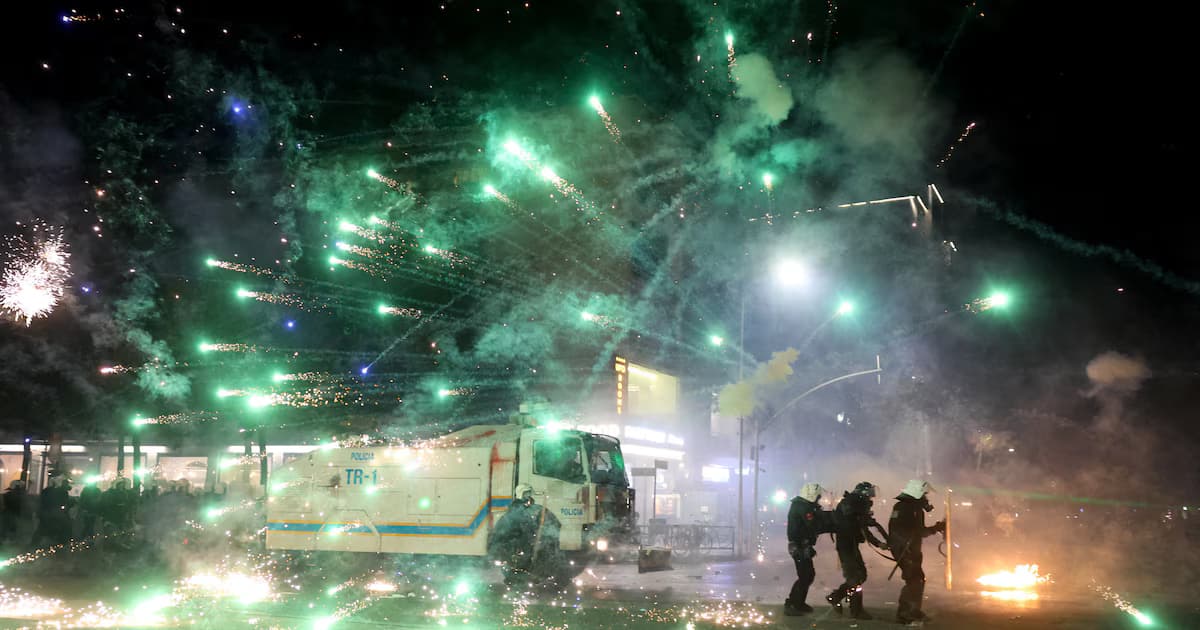 Fuegos artificiales estallan junto a policías antidisturbios durante una protesta de estudiantes en Tirana