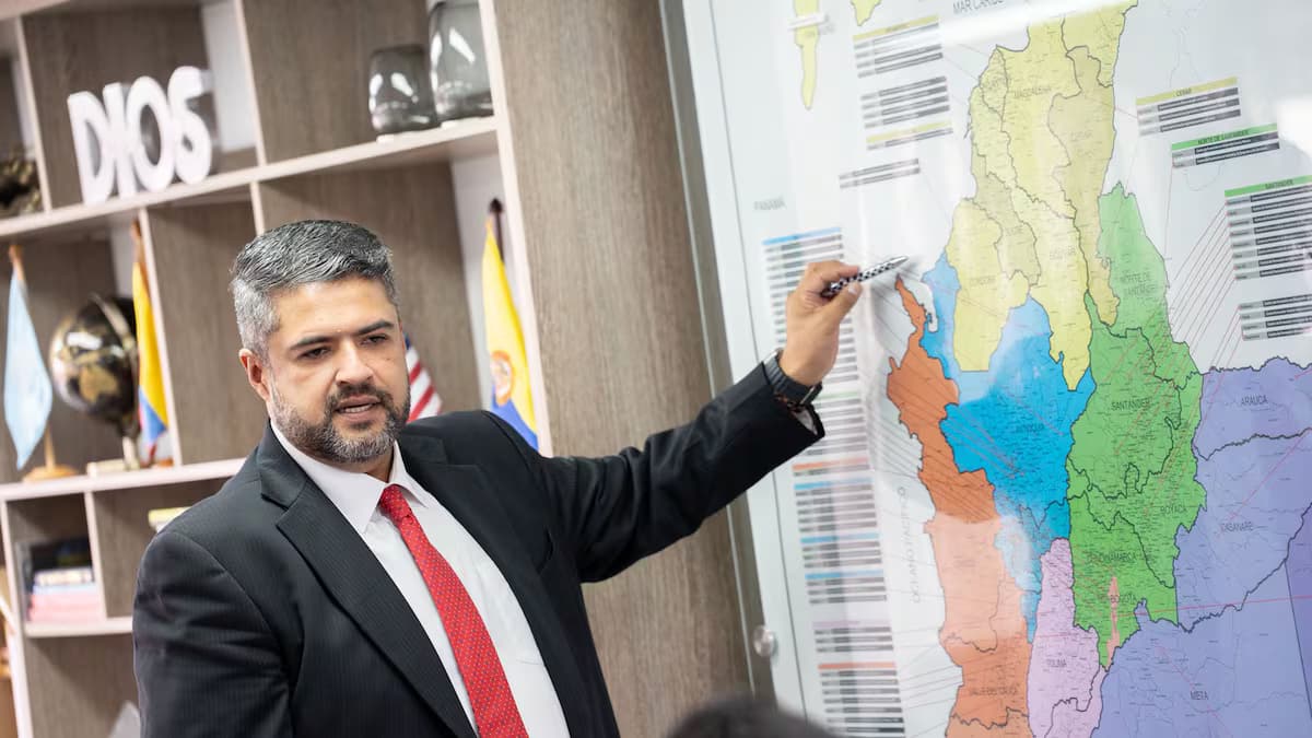 Ricardo Torres, director del SENA, señala un mapa de Colombia