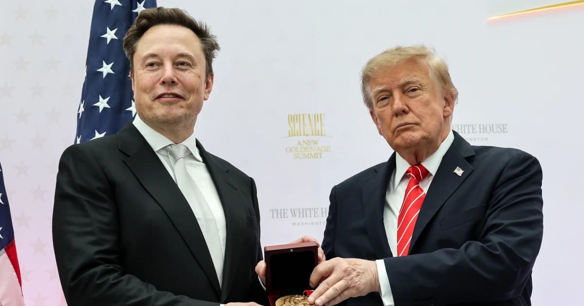 Donald Trump entrega la Medalla Nacional de Ciencia a Elon Musk en Washington