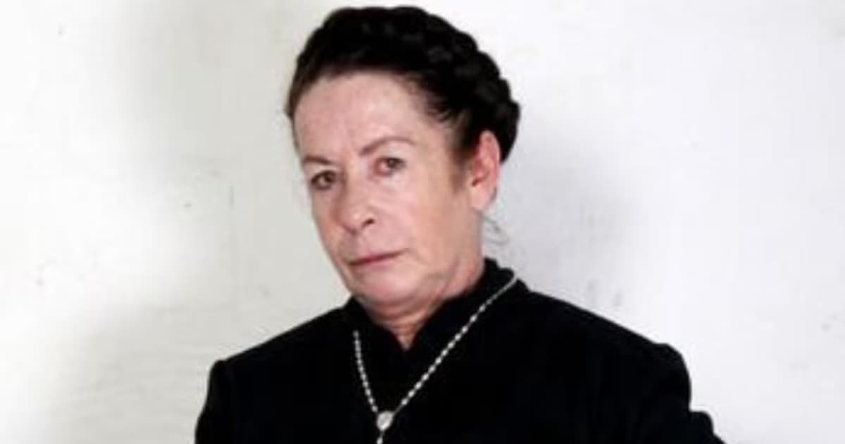 Retrato de la actriz Ana María Arango, vestida de negro y con el cabello recogido en trenza
