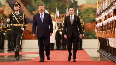 Daniel Noboa y Xi Jinping caminan por la alfombra roja del Gran Palacio del Pueblo en Pekín