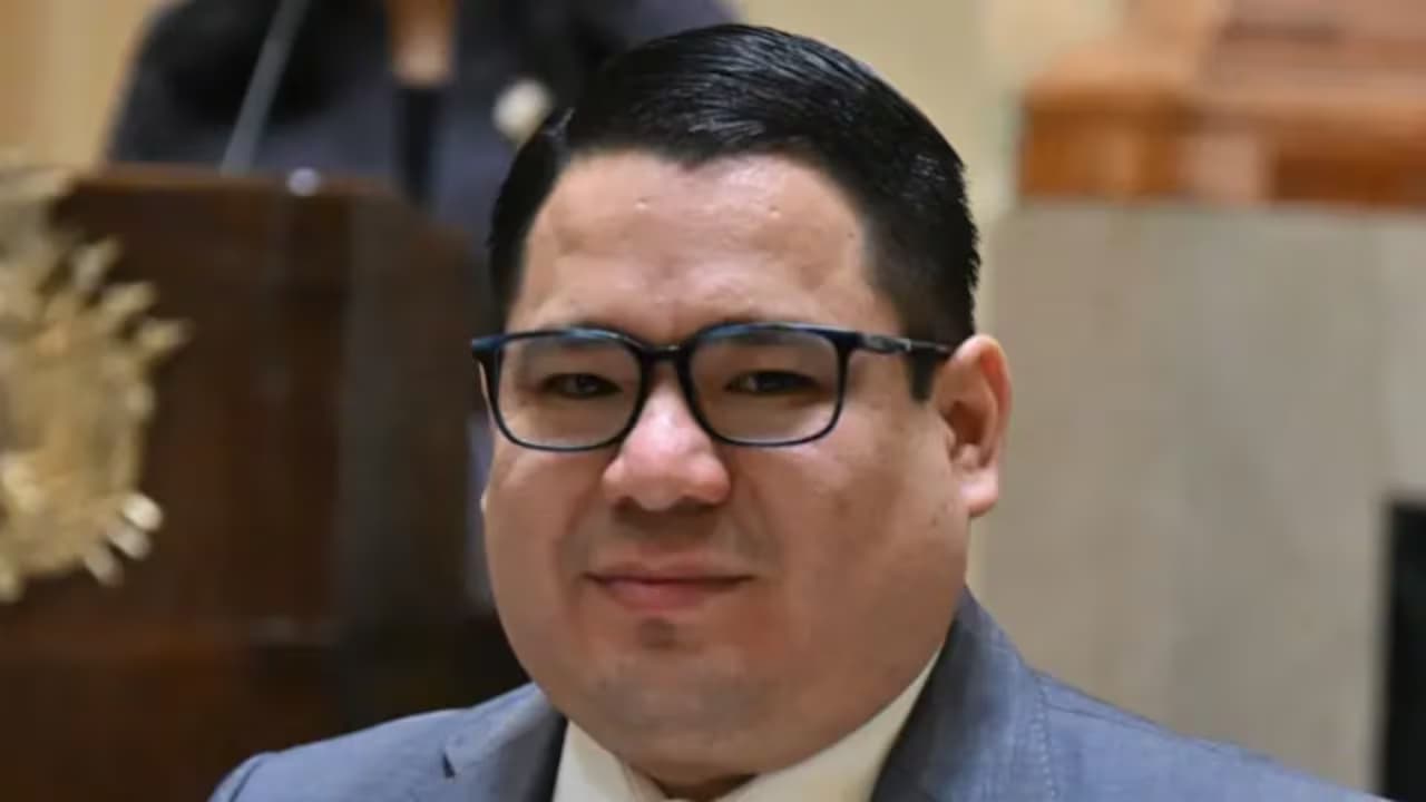 Roger Mariaca, fiscal general de Bolivia, con gafas y traje gris