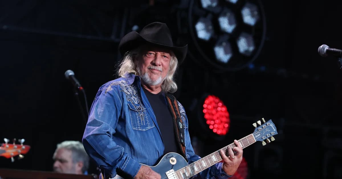 John Anderson, con sombrero vaquero y guitarra, durante un concierto