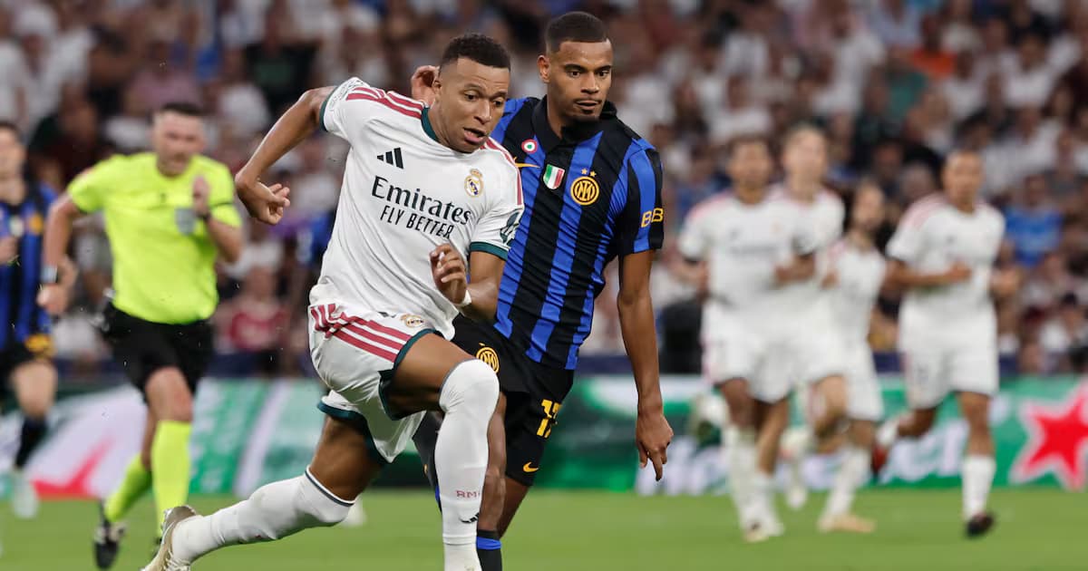 Kylian Mbappé conduce el balón en un partido con el Real Madrid