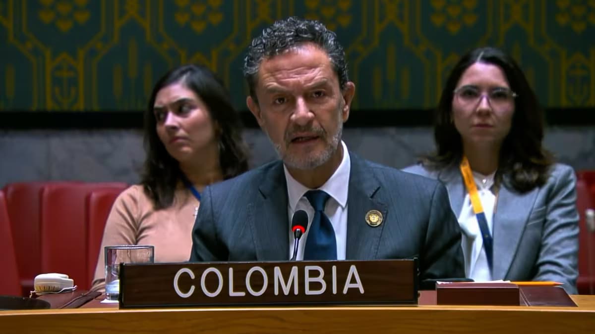 El canciller Omar Bula interviene ante el Consejo de Seguridad de la ONU detrás de la placa de Colombia