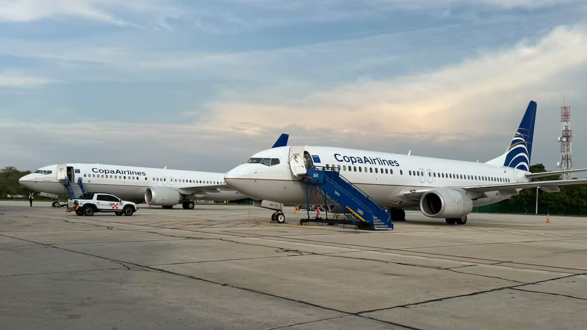 Dos aviones de Copa Airlines estacionados en la plataforma del aeropuerto de Barranquilla, adonde fueron desviados tras el terremoto en Panamá