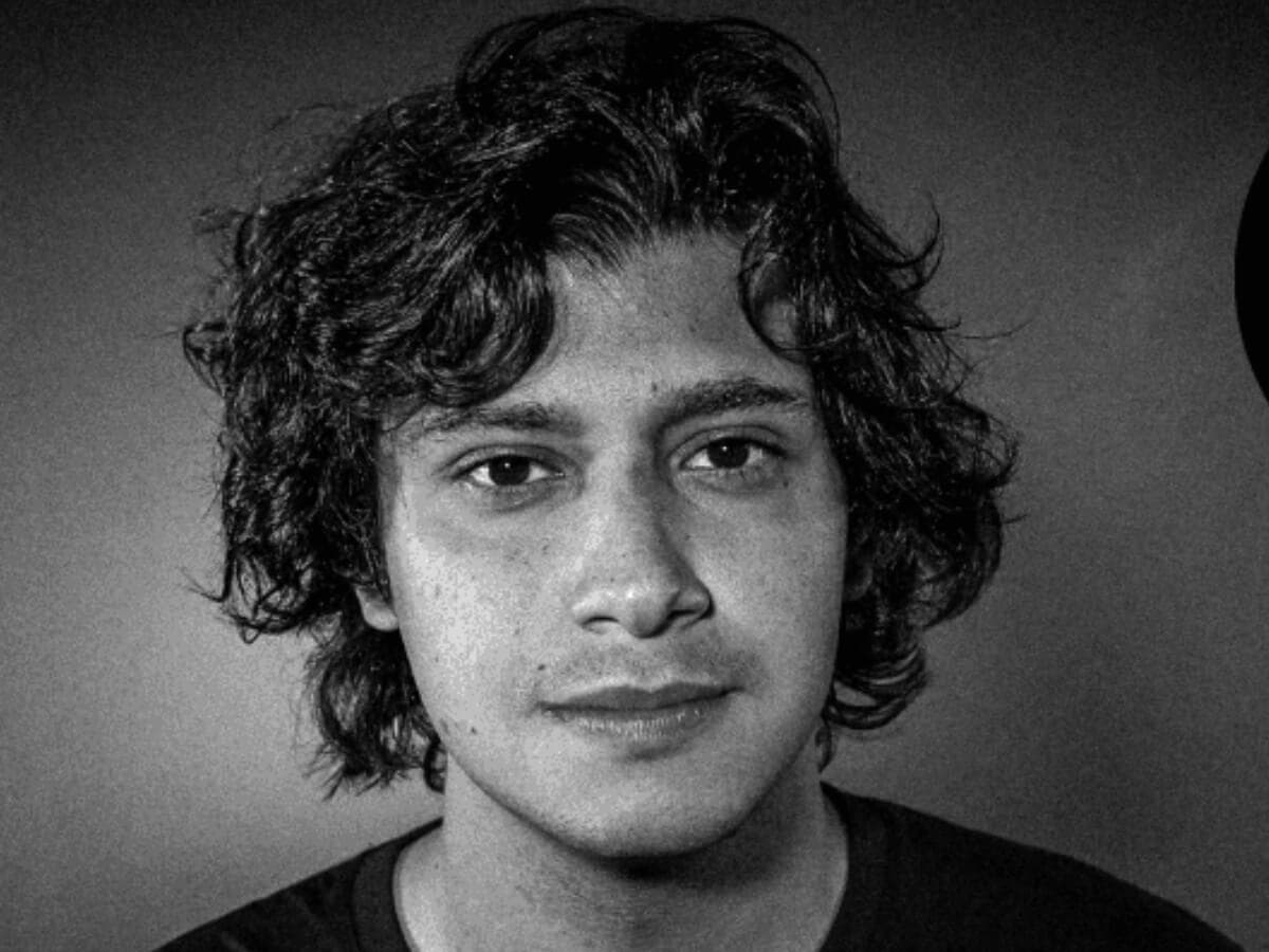 Retrato en blanco y negro del periodista Alejandro Villanueva