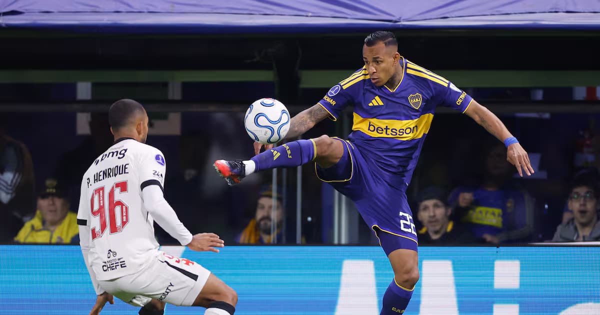 Sebastián Villa, de Boca Juniors, controla el balón ante Paulo Henrique, de Vasco da Gama, en La Bombonera