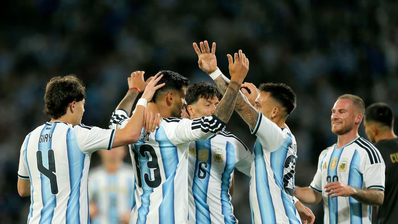 Jugadores de la selección argentina celebran un gol ante Bolivia