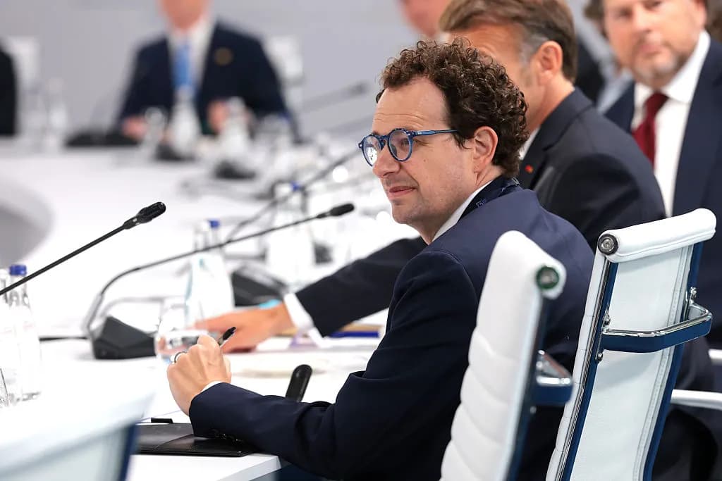 Dario Amodei, director ejecutivo de Anthropic, sentado en una mesa de reunión