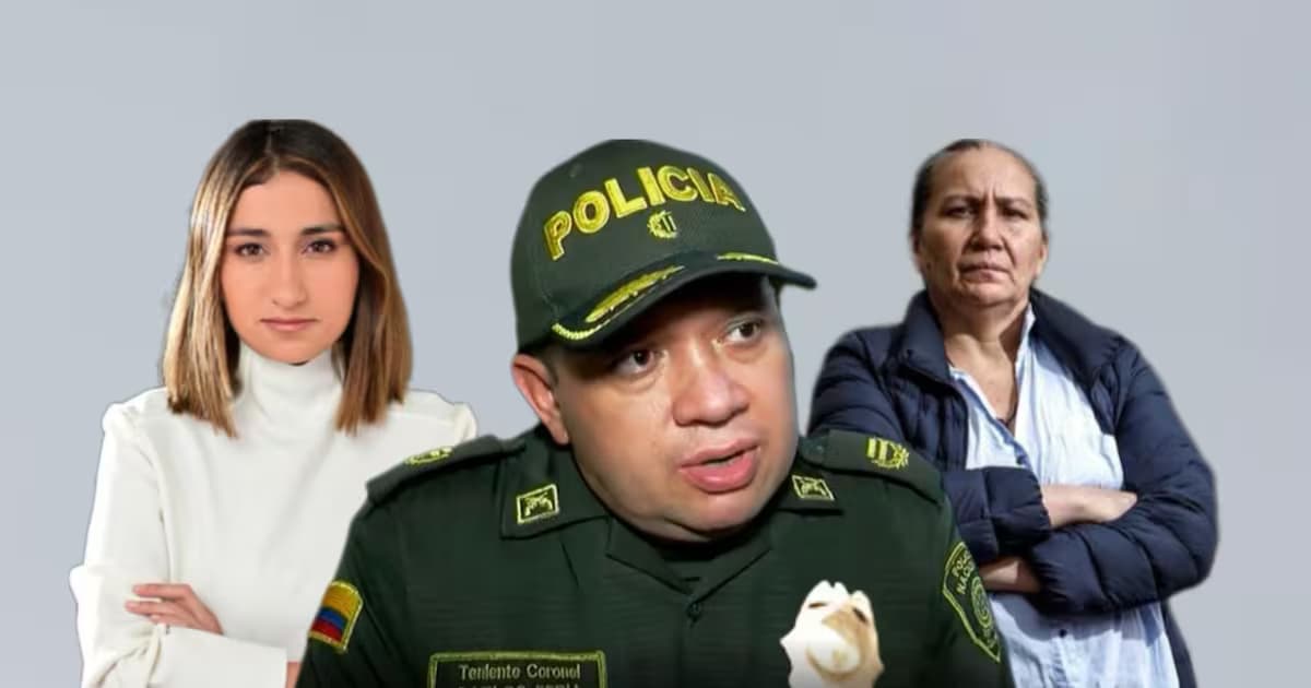 El coronel Carlos Feria, con uniforme de la Policía, entre Laura Sarabia y Marelbys Meza