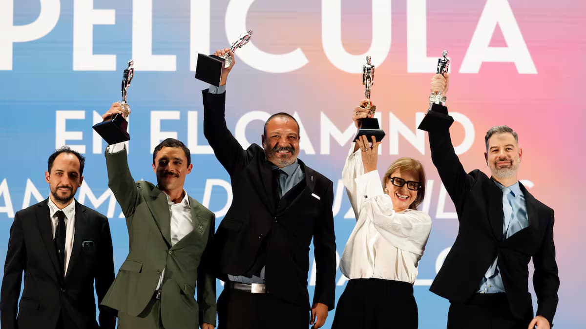 El equipo de «En el camino» levanta las estatuillas del Ariel a mejor película en el escenario