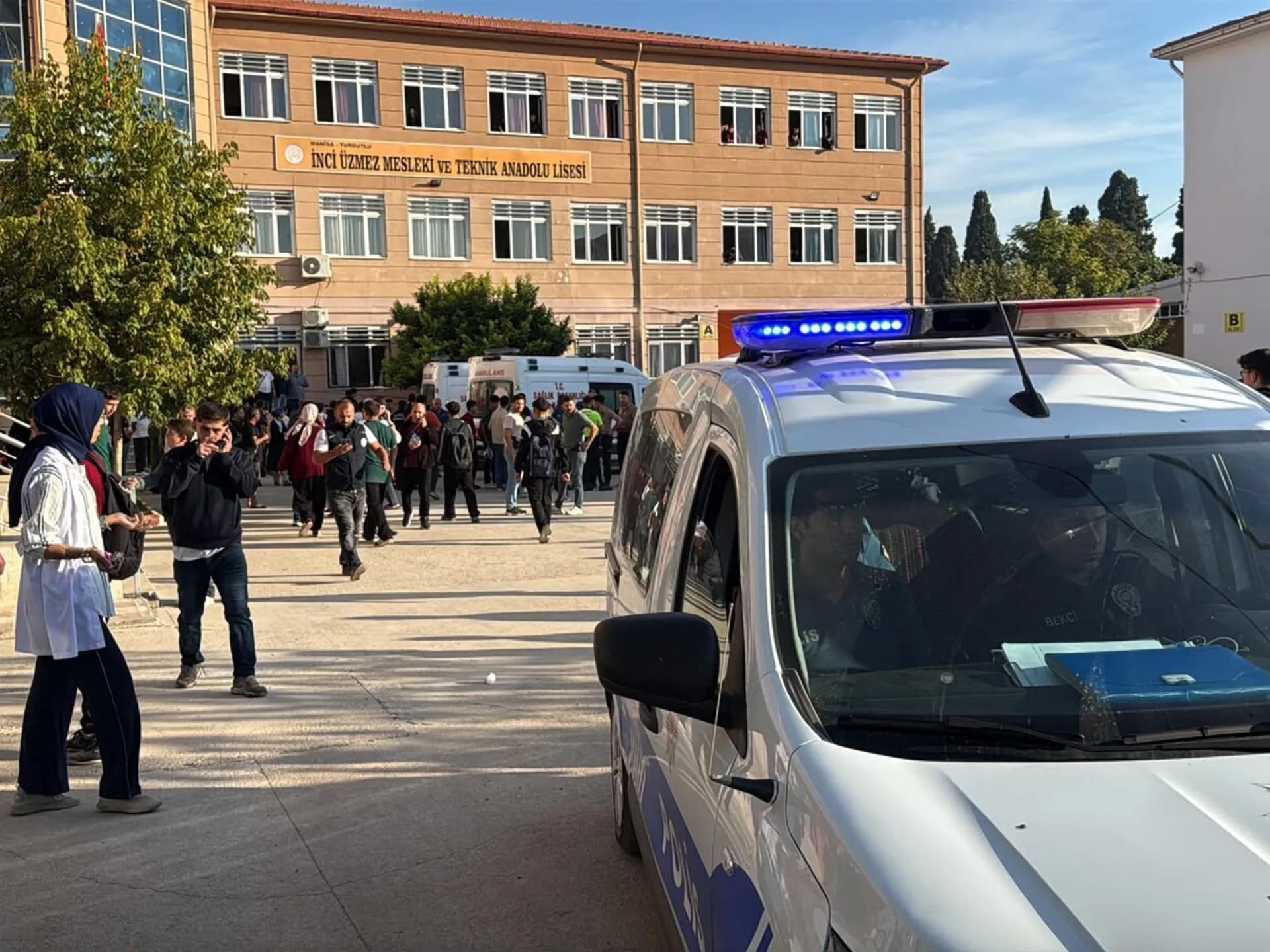 Ambulancias y policías frente al instituto de Turgutlu, en la provincia de Manisa