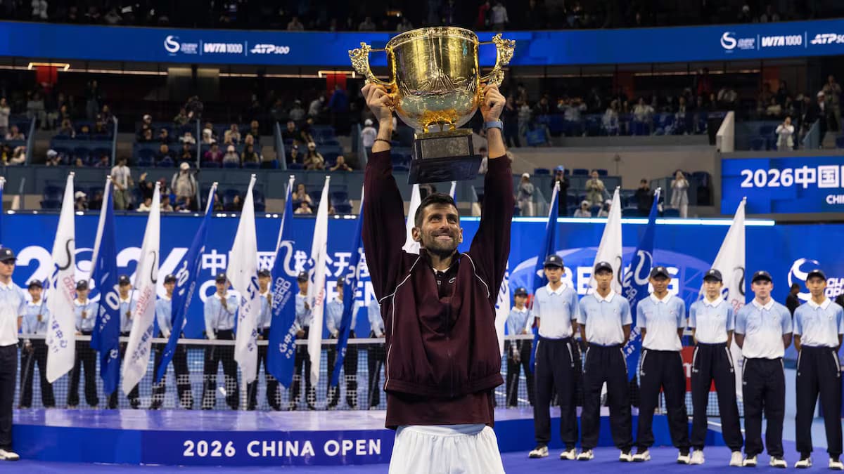 Novak Djokovic levanta el trofeo de campeón del Abierto de China en Pekín