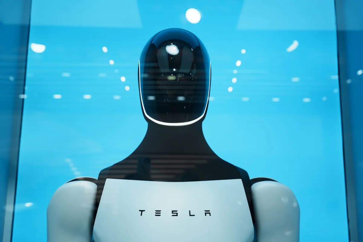 Un robot humanoide Optimus de Tesla exhibido en una vitrina