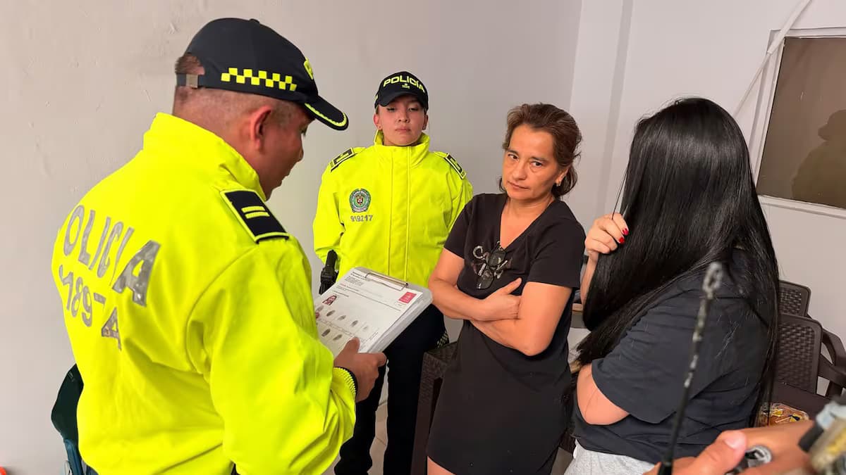 Policías notifican a la esposa y la hija de alias Fito durante su captura en Sabana de Torres, Santander