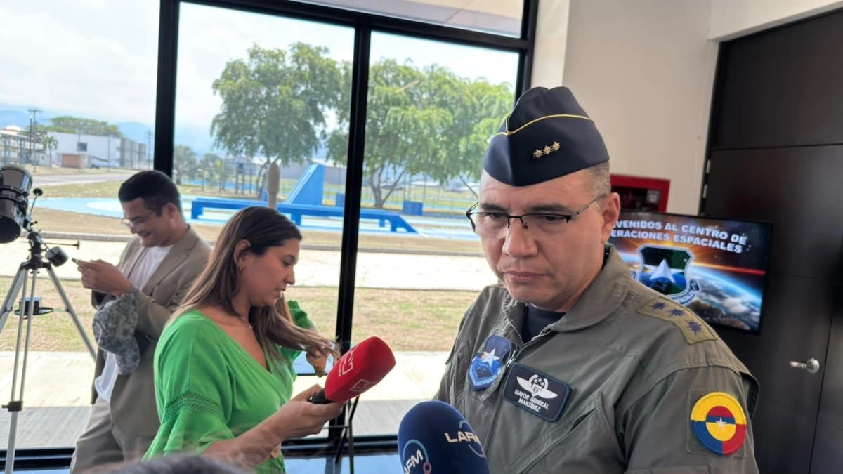El mayor general Juan Jaime Martínez Ossa, comandante de la Fuerza Aeroespacial, atiende a la prensa