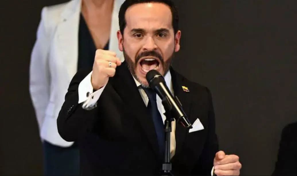 El presidente Abelardo de la Espriella habla con el puño en alto durante un discurso