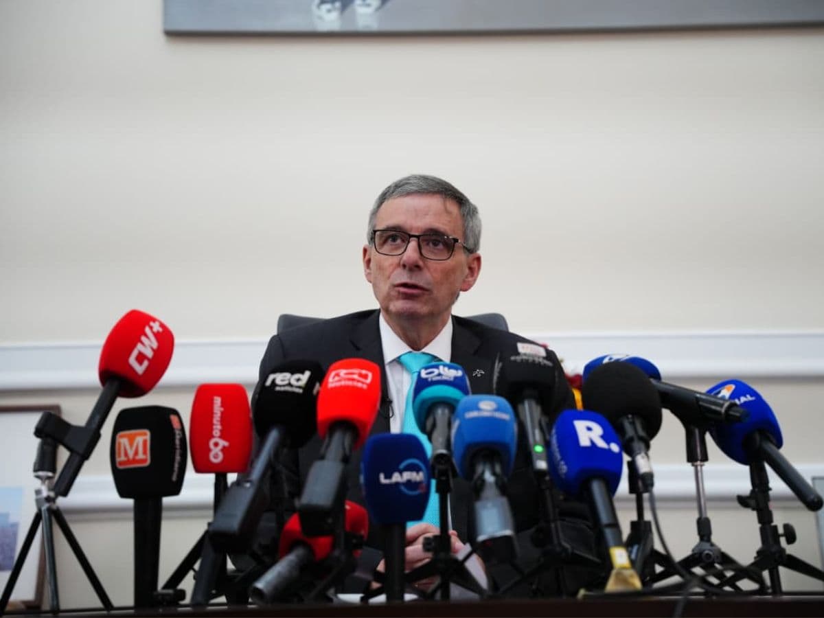 El ministro de Hacienda, Miguel Gómez, habla sentado ante una mesa cubierta de micrófonos de prensa