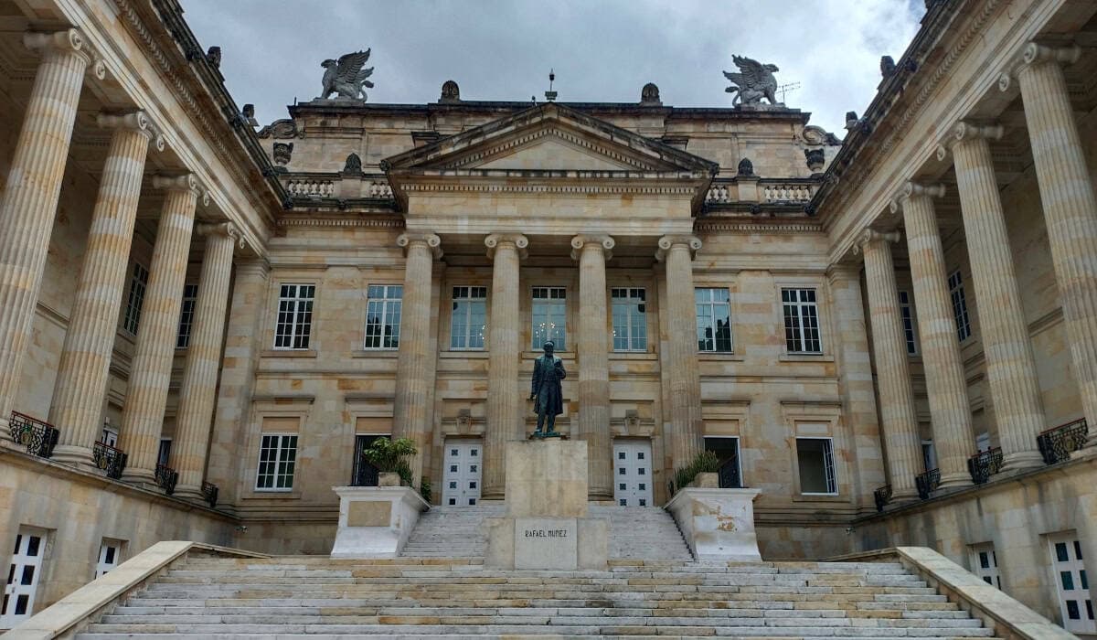 Fachada del Capitolio Nacional, sede del Congreso, en Bogotá