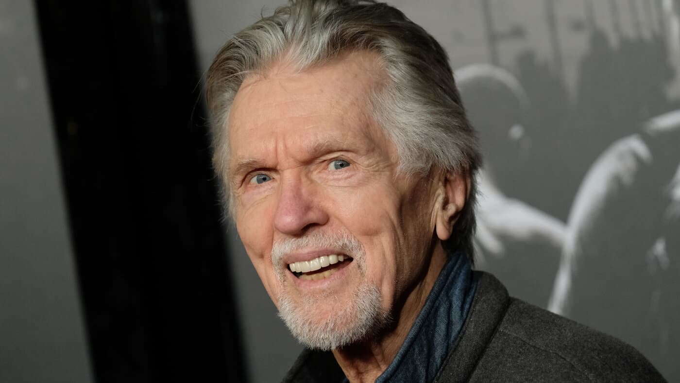 El actor Tom Skerritt sonríe en un evento en 2018