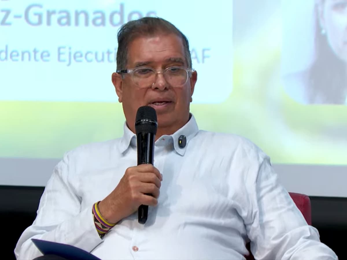 El ministro de Ambiente, Fabio Arjona, habla durante un panel en Medellín