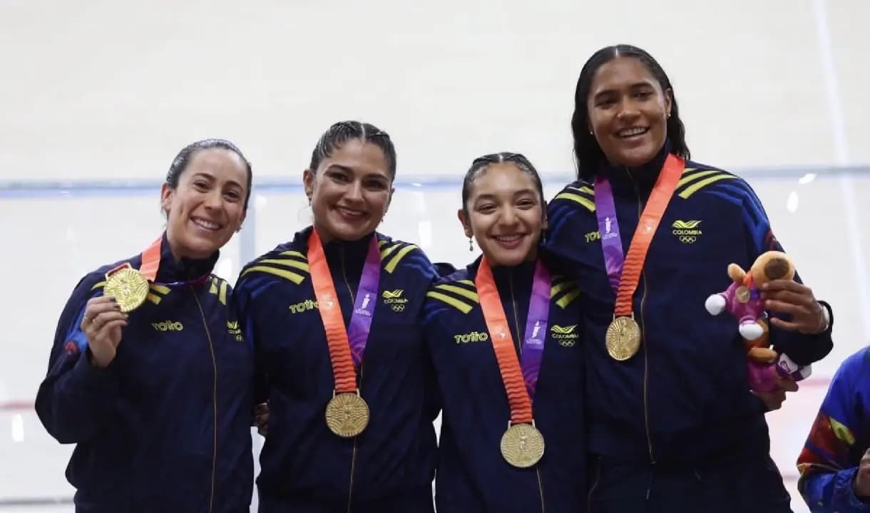 El equipo colombiano de velocidad por equipos femenina con sus medallas de oro