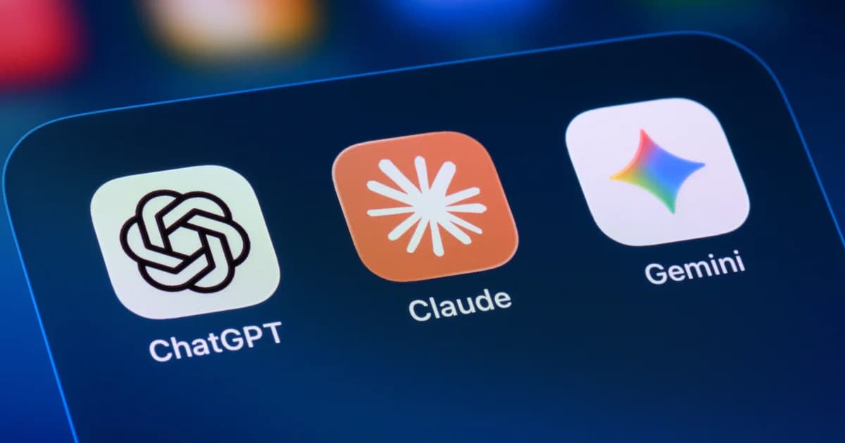 Los iconos de las aplicaciones ChatGPT, Claude y Gemini en la pantalla de un teléfono