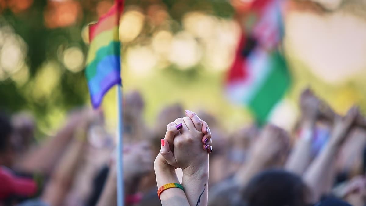 Manifestantes con banderas del arcoíris y de Hungría en una marcha del Orgullo en Budapest