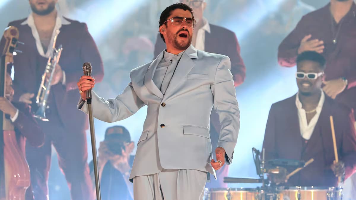 Bad Bunny durante su espectáculo de medio tiempo del Super Bowl LX