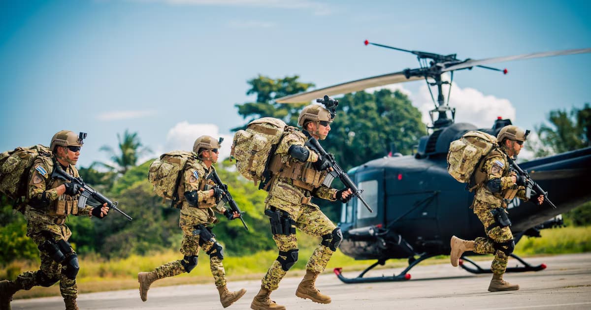 Soldados salvadoreños descienden de un helicóptero durante un operativo