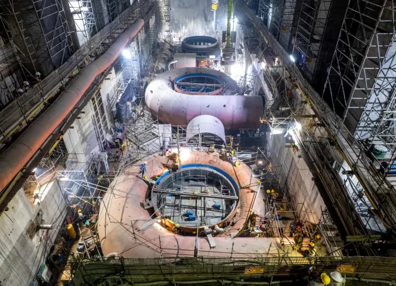 Vista aérea del interior de la casa de máquinas de Hidroituango con las cámaras espirales de las nuevas turbinas en montaje